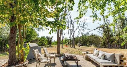 The Blue Door- Cozy Ranch Style for 6 in the the Texas Hill Country~ Come Stay!