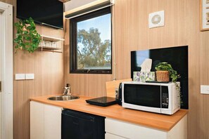 Réfrigérateur, micro-ondes, plaque de cuisson, grille-pain