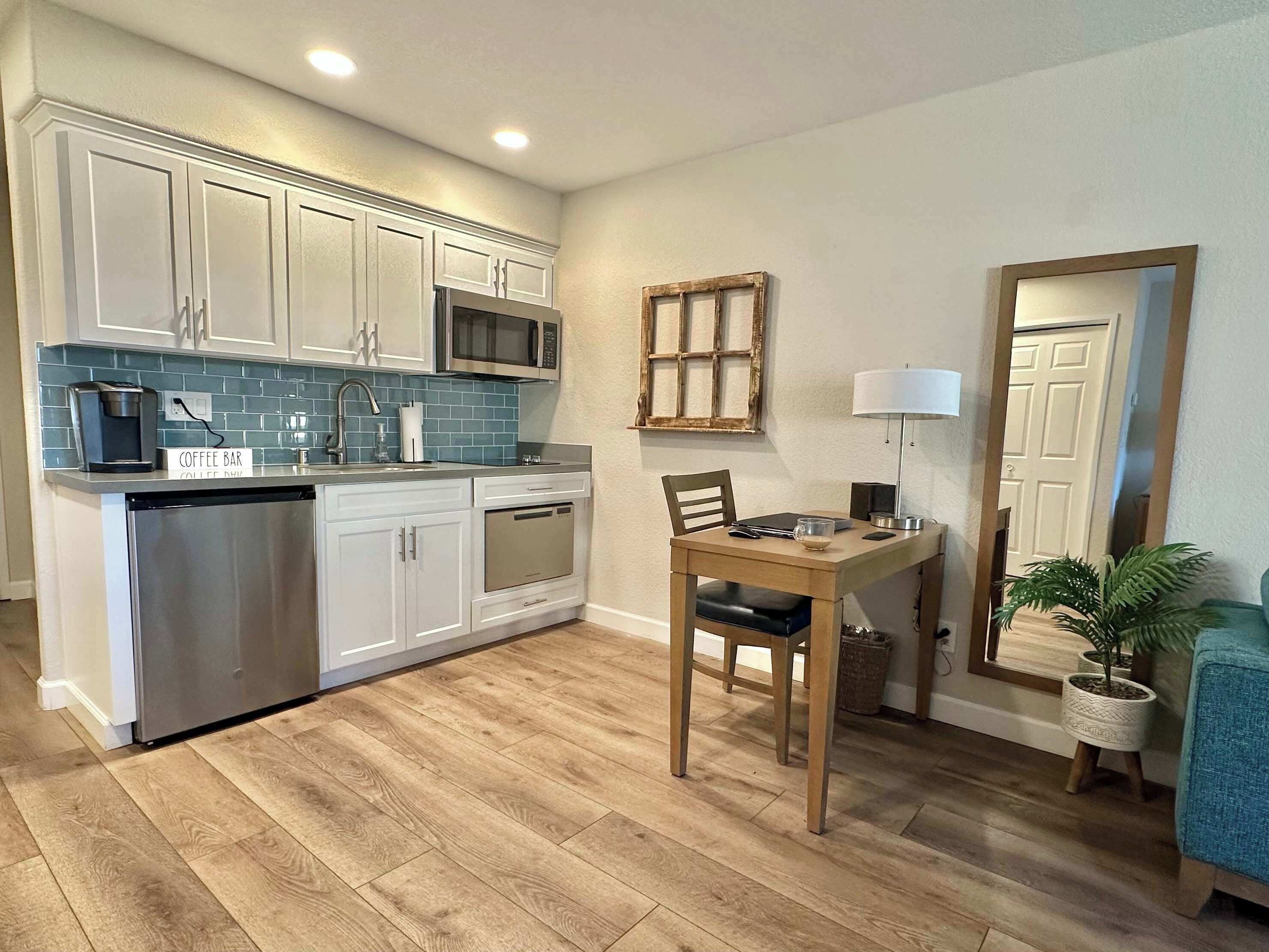 Kjøleskap, mikrobølgeovn, kokeplater og oppvaskmaskin