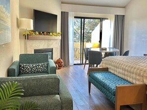 Escritorio, tabla de planchar con plancha, wifi y ropa de cama 