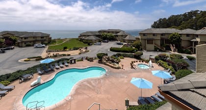 The Couple's Getaway-Seascape Resort Studio
