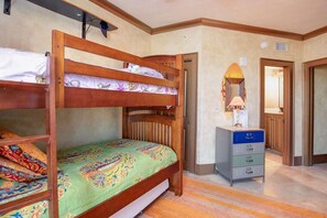 4 bedrooms, iron/ironing board, internet, bed sheets