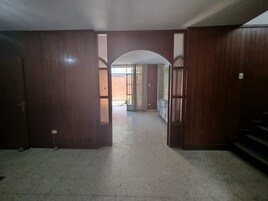 Un pasillo con puertas de madera que dan a una habitación.