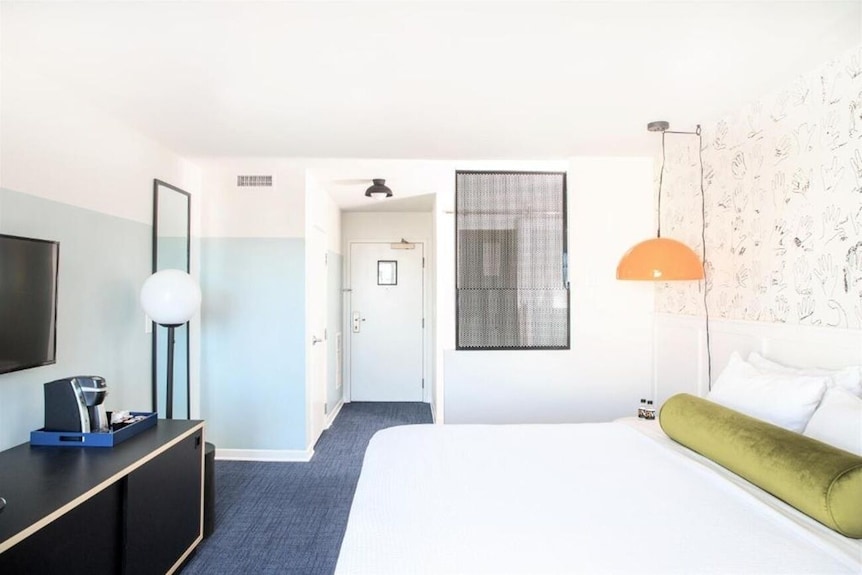 Venice Beach 2br Apartment | City Skyline Views | Balcony | Rooftop Bar - Venice Beach, CA