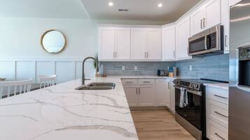 Køleskab, mikrobølgeovn, ovn, kogeplade