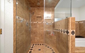Douche, baignoire à jets, sèche-cheveux, serviettes fournies
