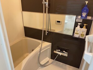 Kombination af bruser/badekar, håndklæder