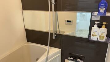 non-smoking(1p) | Bathroom | Combined shower/tub, towels