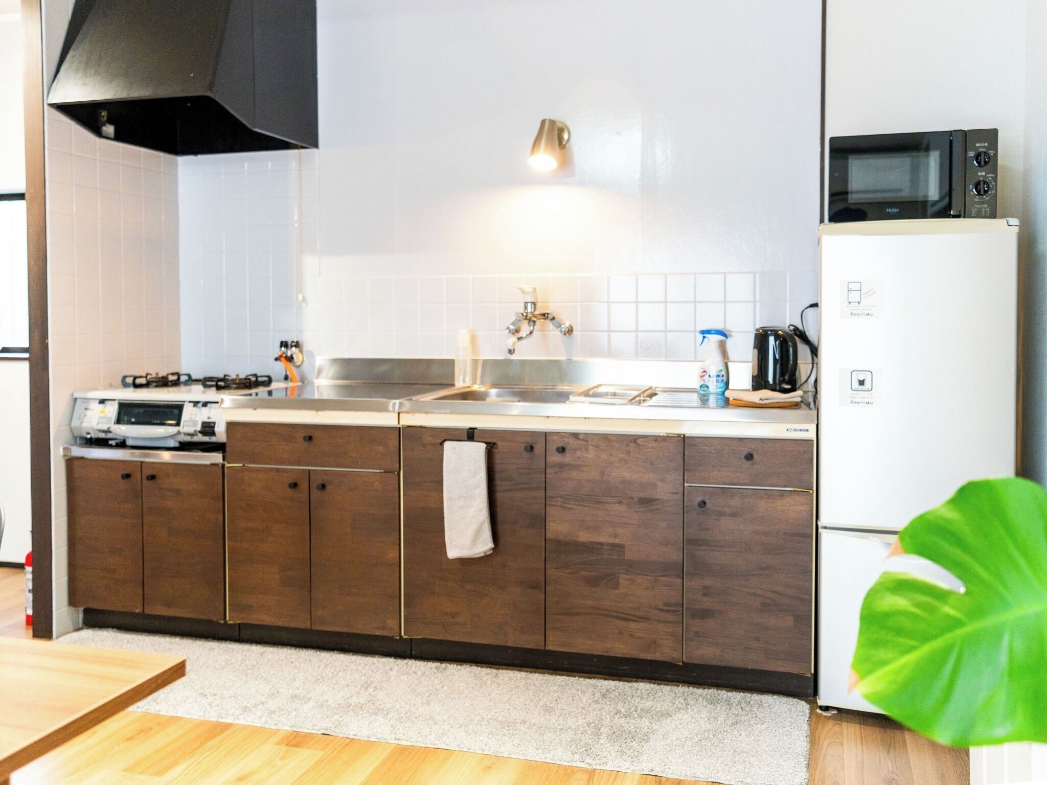 Réfrigérateur, micro-ondes, plaque de cuisson