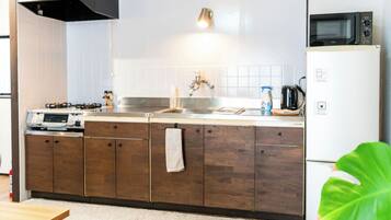 Frigorifero, microonde, piano cottura, pentole/stoviglie/utensili