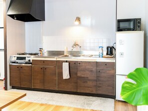 Fridge, microwave, stovetop, cookware/dishes/utensils