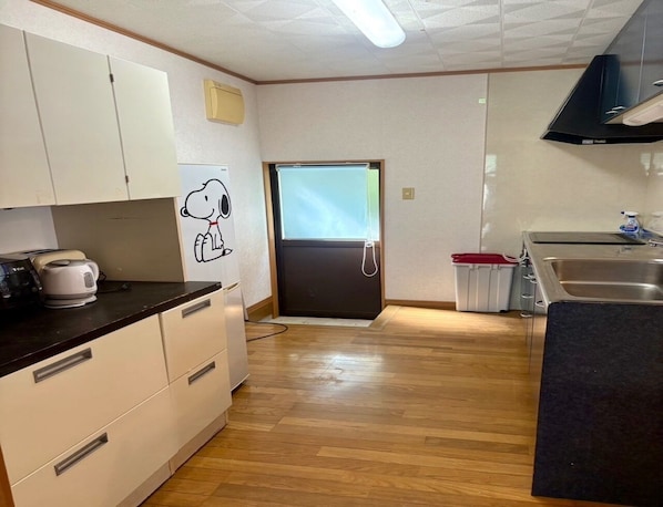 Fridge, microwave, stovetop, cookware/dishes/utensils