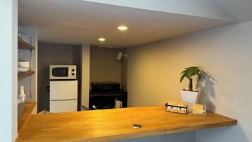 Fridge, microwave, stovetop, cookware/dishes/utensils