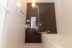 Een haardroger, handdoeken