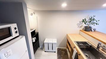 Kühlschrank, Mikrowelle, Herdplatte, Kochgeschirr/Geschirr/Besteck