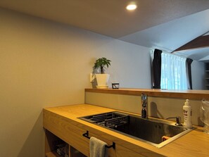 Kühlschrank, Mikrowelle, Herdplatte, Kochgeschirr/Geschirr/Besteck