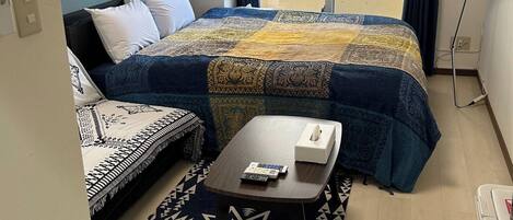 Skrivebord, wi-fi (inkludert) og sengetøy