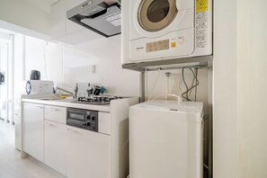 Kühlschrank, Mikrowelle, Herdplatte, Kochgeschirr/Geschirr/Besteck