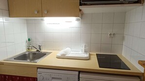 Une cuisine équipée d’un lave-vaisselle, d’un four à micro-ondes et d’un évier.