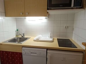 A kitchen with a dishwasher, a microwave, and a sink. - Paradiski closed to the slopes and shop vallandry (LANDRY)