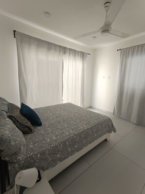 3 habitaciones, tabla de planchar con plancha y acceso a internet