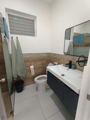 Een douche, een haardroger, handdoeken, zeep