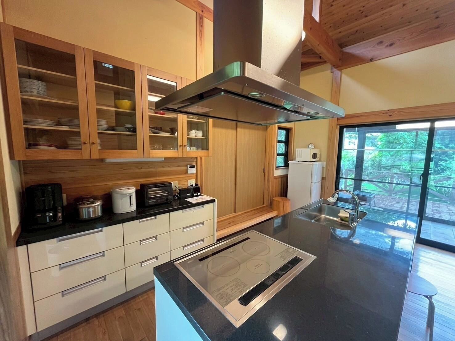 Refrigerador, microondas, parrilla de estufa y utensilios de cocina 