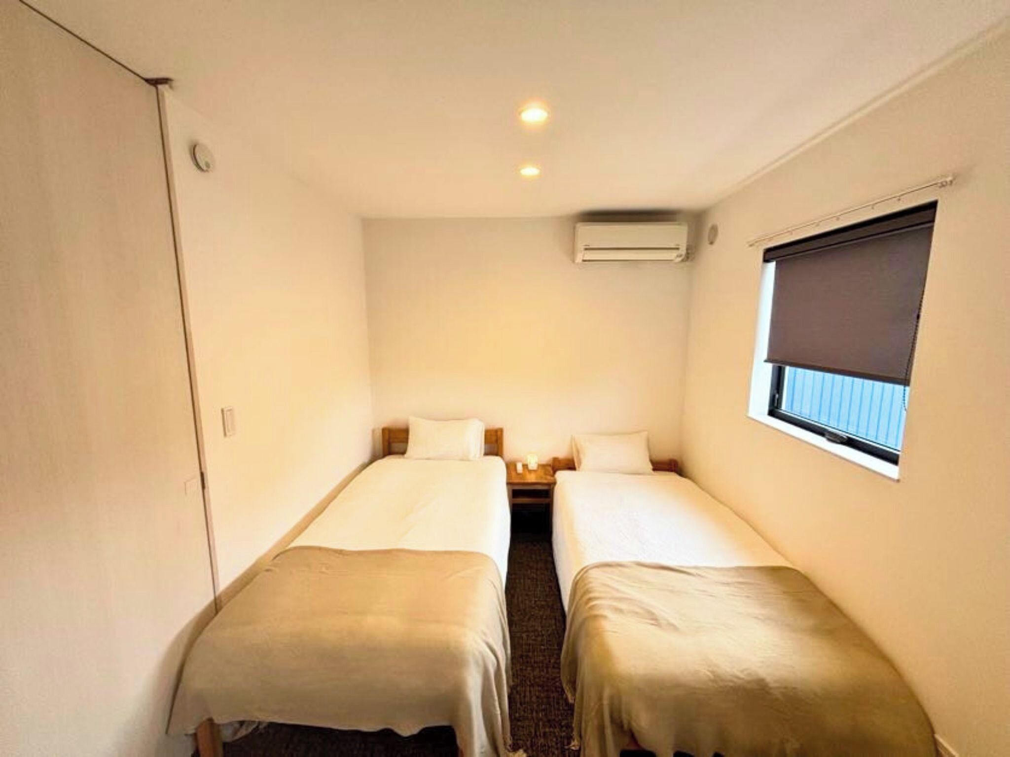 2 室のベッドルーム、デスク、WiFi (無料)、ベッドシーツ