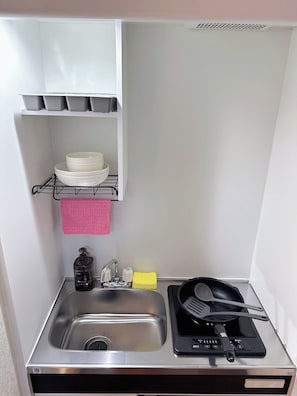 Fridge, cookware/dishes/utensils