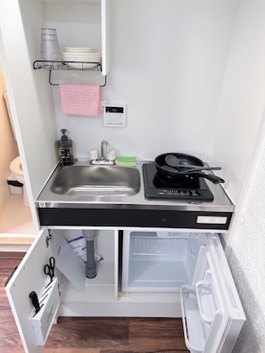 Refrigerador, microondas, tetera eléctrica y utensilios de cocina