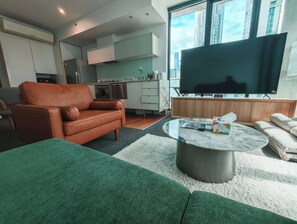 TV, offices - CBD 2BR|City View|Free Car Park|Walk to Everything (Melbourne)