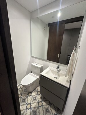 Shower, hair dryer, towels, soap - Luxury corporate apartment with kitchenette and private laundry near Parque 93 (Bogotá, D.C.)