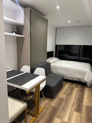 1 bedroom, desk, free WiFi, bed sheets - Luxury corporate apartment with kitchenette and private laundry near Parque 93 (Bogotá, D.C.)