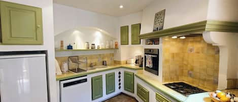 Fridge, oven, stovetop, dishwasher