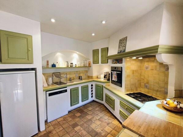 Fridge, oven, stovetop, dishwasher