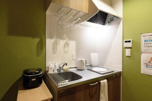 Fridge, microwave, stovetop, cookware/dishes/utensils