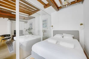 1 chambre, bureau, accès Internet, draps fournis