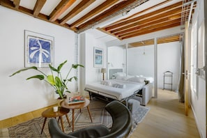 1 chambre, bureau, accès Internet, draps fournis