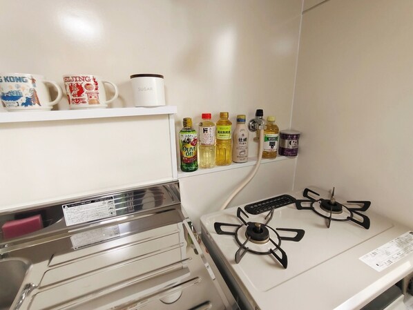 Kühlschrank, Mikrowelle, Herdplatte, Kochgeschirr/Geschirr/Besteck