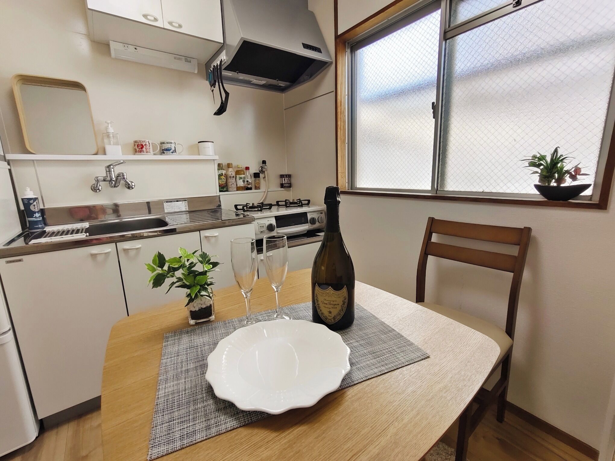 Refrigerador, microondas, placa de cocina, utensilios de cocina