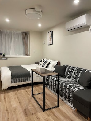 1 soverom, skrivebord, strykejern/-brett og wi-fi (inkludert)