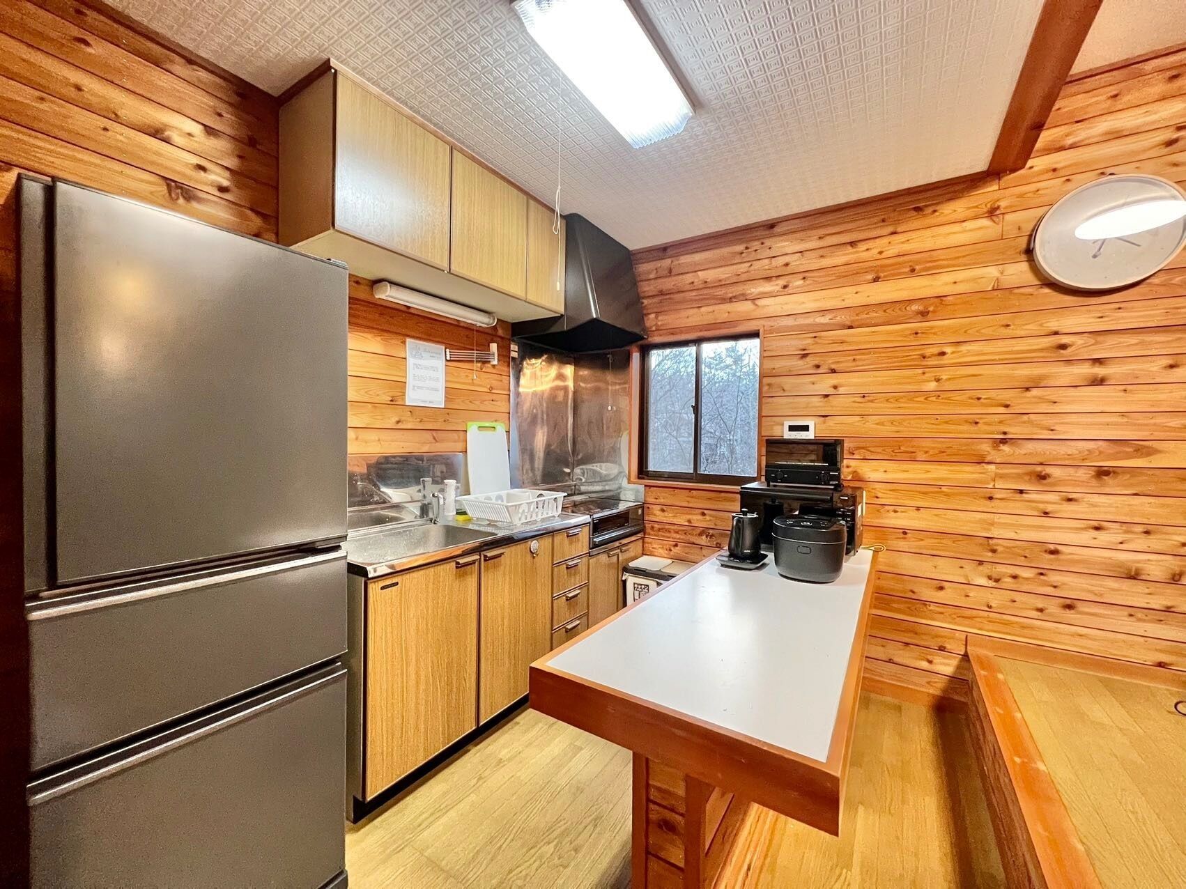 冷蔵庫、電子レンジ、コンロ、調理器具と食器