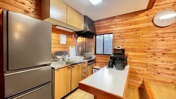 KylskÄp, mikrovÄgsugn, spishÀll och grytor/köksredskap