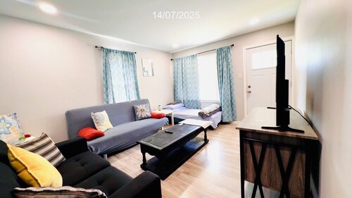 Delightful 2-bedroom house with AC near Niagara Falls