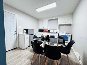 Wasserkocher mit Kaffee-/Teezubehör, Kühlschrank, Mikrowelle, Ofen