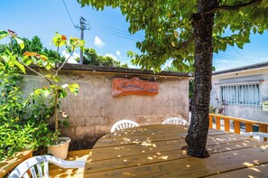 Outdoor dining - A stay in a traditional island house handcrafted by the carpenter owner enveloped in the warmth of / Shimajirigun Okinawa (Shimajirigun)