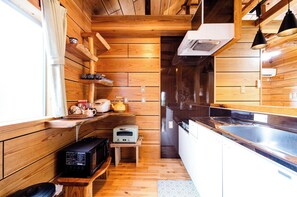 Refrigerador, microondas, parrilla de estufa y utensilios de cocina 