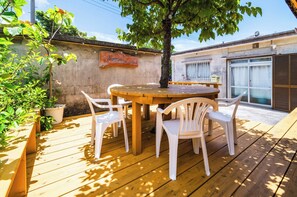 Outdoor dining - A stay in a traditional island house handcrafted by the carpenter owner enveloped in the warmth of / Shimajirigun Okinawa (Shimajirigun)