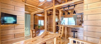 A stay in a traditional island house handcrafted by the carpenter owner enveloped in the warmth of / Shimajirigun Okinawa