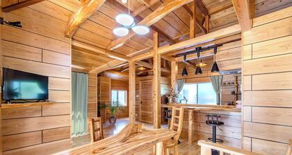 A stay in a traditional island house handcrafted by the carpenter owner enveloped in the warmth of / Shimajirigun Okinawa